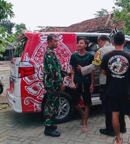 Bhabinkamtibmas Desa Klurahan dan Gepenta Evakuasi Warga ODGJ ke RS Menur Surabaya