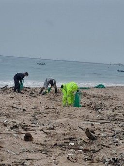 Bhabinkamtibmas Jimbaran dan Babinsa Bersama Perangkat Kelurahan Lakukan Aksi Bersih Pantai di Tengah Hujan