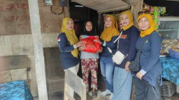 Sosial Umat Masjid Agung Palapa Berikan Santunan Kepada Puluhan Kaum Dhuafa