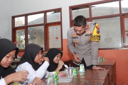 Sukseskan Asta Cita Kapolres Jember Bagikan Makanan Bergizi untuk Siswa SD