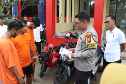 Bawa Anak Saat Mencuri, Kapolres Bangkalan Ungkap Kasus Curanmor di Kota Bangkalan dengan Pamerkan 3 TSK