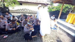 Kapolsek Mengwi Pimpin Persembahyangan Bersama Hari Purnama Kapitu