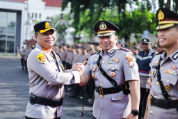 Kombes Pol Luthfie Sulistiawan Kapolrestabes Surabaya Memberikan Semangat