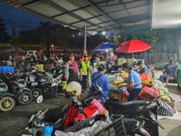 Titip Pesan Kamtibmas, Patroli Samapta Polsek Abiansemal Sambangi Juru Parkir Pasar Tradisional