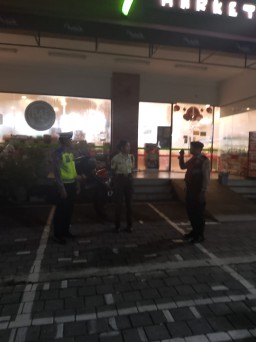 Patroli Dialogis Unit Samapta Polsek Mengwi Sambangi Swalayan Pepito