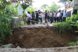 Wakapolres Bangkalan Cek Jembatan Putus Akibat Banjir di Kecamatan Kokop
