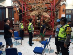 Sambangi Anak-anak Muda Saat Membuat Ogoh-ogoh, Polsek Mengwi Ingatkan Jaga Kamtibmas