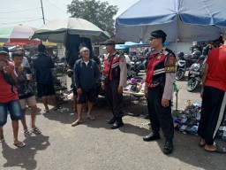 Cegah Gangguan Kamtibmas Samapta Polsek Mengwi Laksanakan Patroli di Kawasan Pasar Beringkit