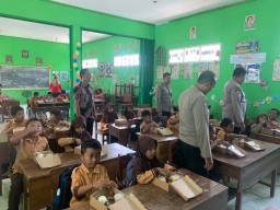 Polres Nganjuk Bagikan Makan Siang Bergizi Gratis di SDN 1 Wilangan