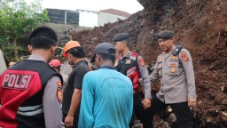 Tim Gabungan Evakuasi Korban Tanah Longsor Di Banjar Petangan Gede Desa Ubung Kaja Denpasar