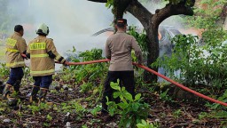 Kebakaran Mobil Bermuatan BBM di Nusa Dua, Sopir Melarikan Diri, Kapolsek Kutsel Turut Berjibaku Dengan DAMKAR Untuk Padamkan Api
