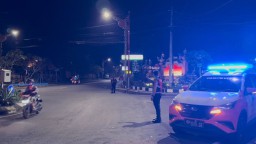 Sat Samapta Laksanakan Gatur dan Pergelaran Blue Light Randis R4 di Pusat Keramaiain Kota Bangli Demi Kenyamanan dan Kelancaran Arus Lalu Lintas Pada Malam