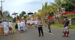 Sinergitas Bhabinkamtibmas Dengan Babinsa Serta Berkalaborasi Dengan Pecalang Laksanakan Pengamanan Kegiatan Masyarakat