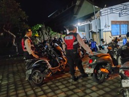 Patroli Biru Polsek Abiansemal Sambangi Lokasi Pembuatan Ogoh-Ogoh, Sampaikan Himbauan Kamtibmas
