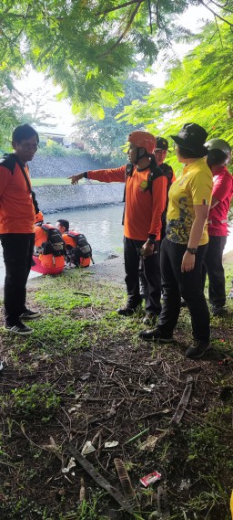 Polsek Denpasar Barat Bersama Tim Basarnas Tindak Lanjuti Pencarian Anak Yang Diduga Hanyut Dialiran Tukad Badung