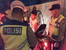Polsek Kuta Selatan Gelar Patroli Malam Minggu, Tindak Kendaraan Knalpot Tidak Sesuai Dengan Standar
