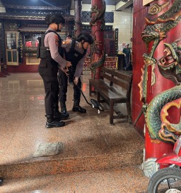 Sterilisasi Klenteng Jelang Imlek, Polres Tanjung Perak Pastikan Tempat Ibadah Aman