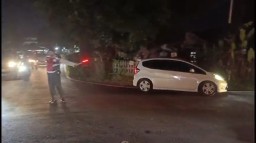 Kapolsek Abiansemal Bantu Urai Kemacetan di Simpang Semana Mambal Hingga Malam