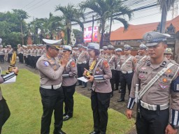 Personel Dit Lantas Polda Bali Menerima Reward Officer of the week
