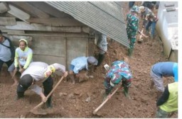 Polsek Sawahan Sigap Tangani Longsor di Dusun Tiling