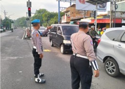 Polsek Karangpilang Telah Melaksanakan Giat Piket Fungsi Lalu Lintas dan Gabungan Kanit Provos  Pelayanan Pos Awal Pagi Hari Antisipasi Aksi Kriminalitas Jalanan Pagi Hari dan Laka Lantas