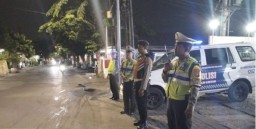 Polsek Karangpilang Gelar Patroli Strong Point Blue Light untuk Mempersempit Aksi Pelaku Tindak Kriminalitas Jalanan 
