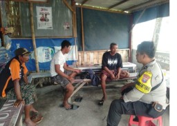 Bhabinkamtibmas Polsek Pakal melaksanakan Jumat Curhat, kepada Warga Kelurahan Sumberejo