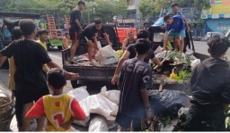 Warga Gubeng Kertaya Telah Melaksanakan Giat Kerja Bakti Surabaya Bergerak.