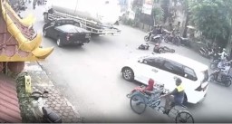 Seorang Ibu Meninggal Dunia,  Saat Motor yang di Tumpangi di Serempet Sebuah Truk Tronton di Jalan Imam Bonjol Simpang Lima Krian
