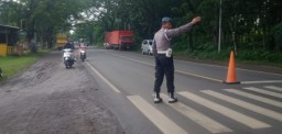 Polsek Saradan Telah Melaksanakan Giat Pengaturan Lalu Lintas di Pagi Hari di Depan SMA Negri 1 Saradan