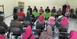 Polsek Dukuh Pakis Giat Jumat Curhat Bersama Warga Rw 1 Kelurahan Dukuh Kupang