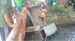 Telah Terjadi Kecelakaan Dua Unit Mobil Pick up Meluncur Sungai di Jalan Penjaringan Asri, Kecamatan Rungkut