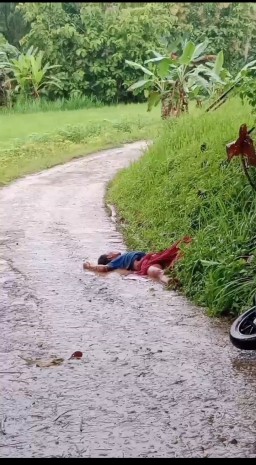 Diduga Pembunuhan Sesosok Mayat Tergeletak di Pinggir Jalan di Desa Bapelle, Kecamatan Robatal, Sampang