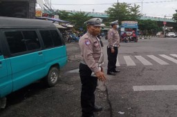 Polsek Sawahan Melaksanakan Giat Amankan Pos Pagi di Perempatan Kupang Girilaya