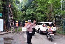 Polsek Gayungan Giat Pengaturan Lalu Lintas dan Pemotongan Pohon di Jalan Injoko