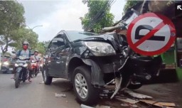Telah Terjadi  Kecelakaan di Surabaya, Mobil Daihatsu Terios Tabrak Warung dan Tiang Listrik, Menghindari Kucing
