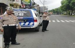 Polsek Sukomanunggal Giat Siagakan Personel Pengamanan Jalur Bonek