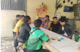 Polsek Sawahan Melaksanakan Giat Jumat Curhat Mengunjungi Warga Petemon di Warkop Bahas Pengurusan SKCK