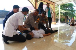 Polres Pelabuhan Tanjung Perak Bekali Bhabinkamtibmas dengan Pelatihan PPGD
