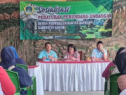 Fraksi Gerindra, Kamjawiyono Melaksanakan Sosialisasi Tentang Penanggulangan Penyakit Menular dan Daur Ulang Plastik.