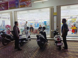 Patroli Samapta Polsek Abiansemal Sambangi Pertokoan Modern, Ciptakan Rasa Aman