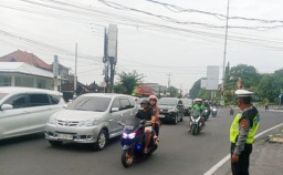 Gatur Lalin Polantas Polsek Denpasar Barat Atasi Kemacetan Sore Hari