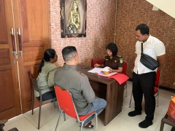 Dua Tersangka Perzinahan Diserahkan Unit Reskrim Polsek Dentim ke Kejari Denpasar