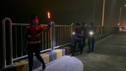 Hindari Benang Nilon Nyangkut di Suramadu, Samapta Polres Bangkalan Lakukan Patroli Benang di Sepanjang Jembatan Suramadu