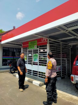 Cegah Gangguan Kamtibmas Bhabinkamtibmas Kerobokan Kelod Sambang dan Pantau Kelangkaan Gas LPG Kg
