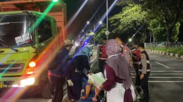 Aksi Heroik Anggota Polres Bangkalan Tolong Ibu Melahirkan Dalam Truk di Jembatan Suramadu