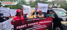 Gelar Aksi di Depan Polda Jatim, Anti Rasuah Jawa Timur Desak Tetapkan Tersangka Proyek Lapen Sampang