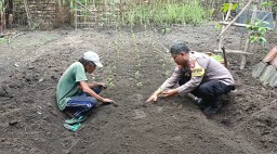 Bhabinkamtibmas Desa Senjayan Bersama Warga Manfaatkan Lahan Sela untuk Dukung Ketahanan Pangan