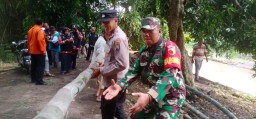 Sinergi, Polisi Bersama TNI dan Warga Bersihkan Sisa Material Banjir di Probolinggo