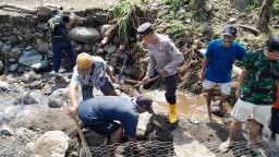 Kompak, Polisi dan TNI bersama Warga Pasang Bronjong Antisipasi Banjir Susulan di Situbondo.